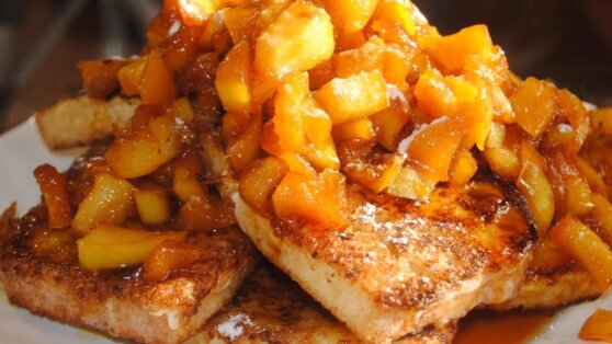 Яблочные тосты на завтрак: простой рецепт быстрого блюда