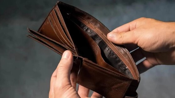 Ошибочно получивший 10,5 миллиона рублей мужчина остался без денег и жилья