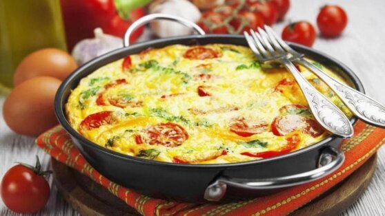 Яичница с индейкой и помидорами: рецепт для завтрака