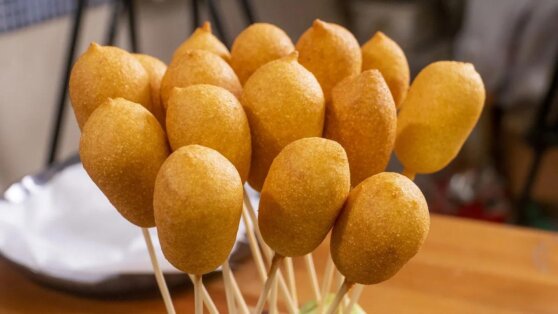 Домашние корн-доги: как приготовить необычные сосиски в тесте