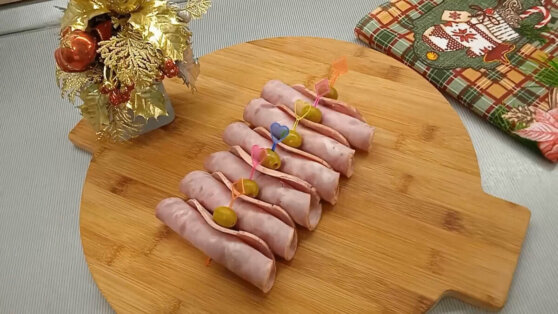 Закуски к новогоднему столу: трубочки из ветчины с сыром