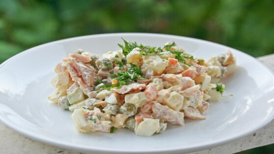 К новогоднему столу: рецепт салата «Оливье» с курицей и колбасой