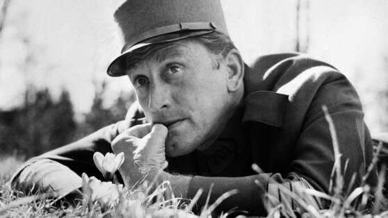 Кирка Дугласа посмертно обвинили в изнасиловании