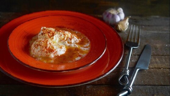 Завтрак по-турецки: рецепт яичницы с йогуртом