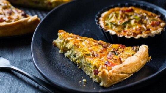 Быстро и вкусно: рецепт лукового пирога к ужину