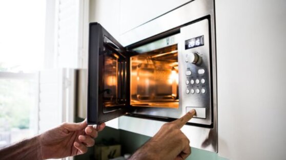 Онколог предупредил об опасности микроволновок