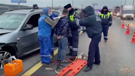 Полиция показала погоню за BMW, который таранил автомобили в Москве Полиция показала погоню за BMW, который таранил автомобили в Москве