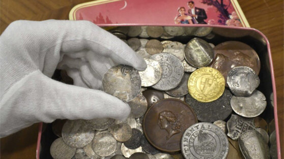 Найденную в банке из-под конфет монету оценили в 26 млн рублей