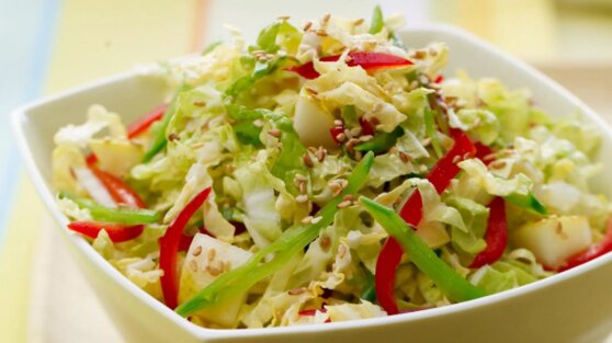 К новогоднему столу: салат с индейкой и пекинской капустой