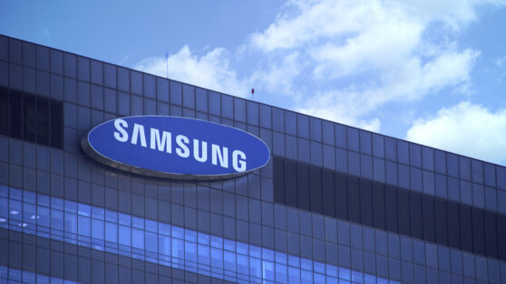 Samsung запатентовала смартфон с выдвижным и откидным дисплеем Samsung запатентовала смартфон с выдвижным и откидным дисплеем
