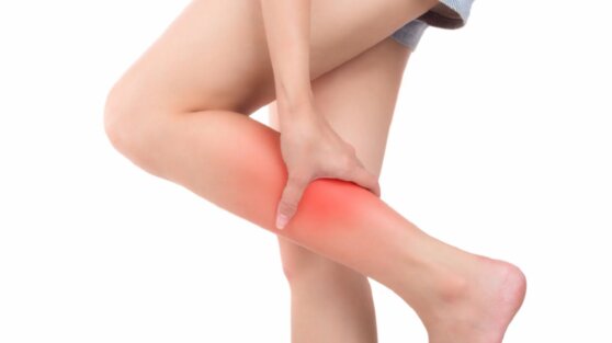 Признаком высокого холестерина назвали необычное состояние ног