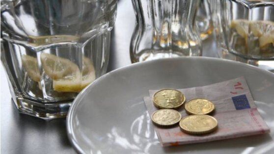 Официантка получила $2000 чаевых и потеряла работу