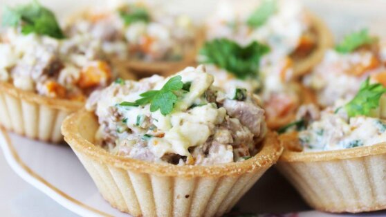 Тарталетки с курицей, грибами и сыром: рецепт для новогоднего стола