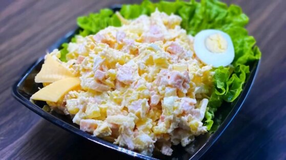 Сытный салат с курицей и сыром: простой рецепт