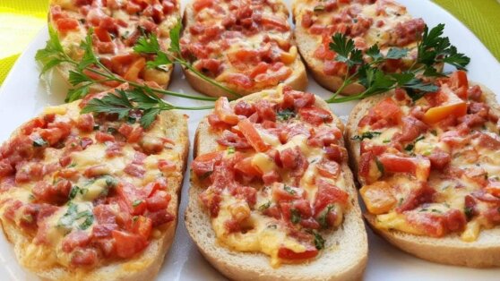 Мини-пиццы на батоне: рецепт быстрого перекуса