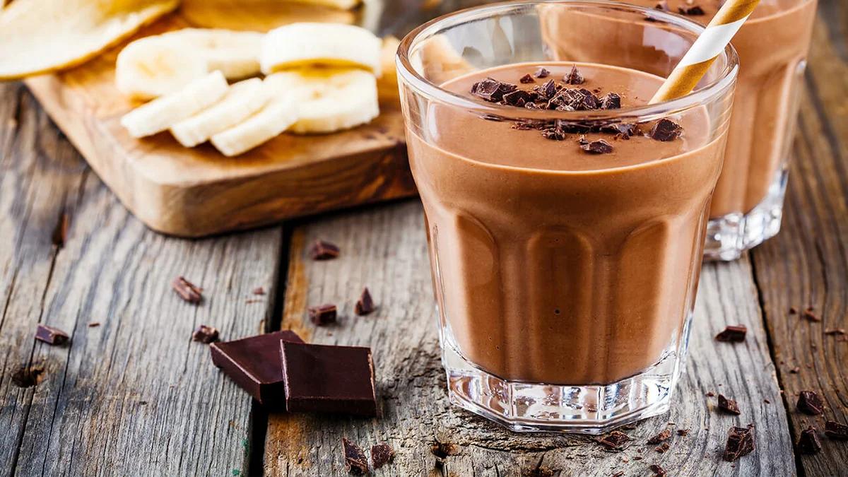 Банановый смузи с молоком и какао простой рецепт на завтрак