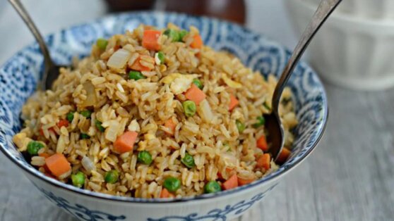 Рис с овощами и яйцами на сковороде: простой рецепт