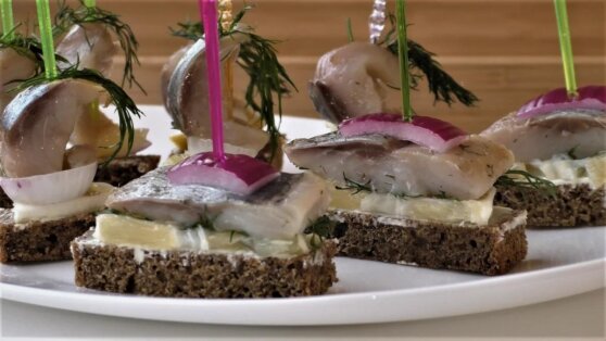 Канапе с сельдью: пошаговый рецепт