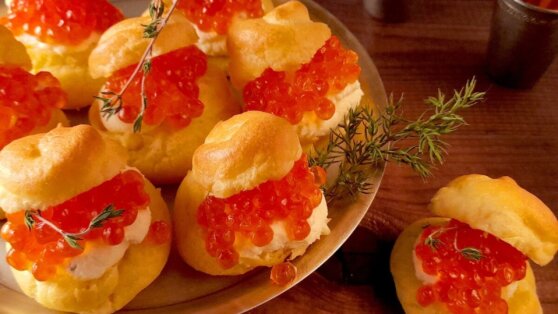 К новогоднему столу: профитроли с красной икрой