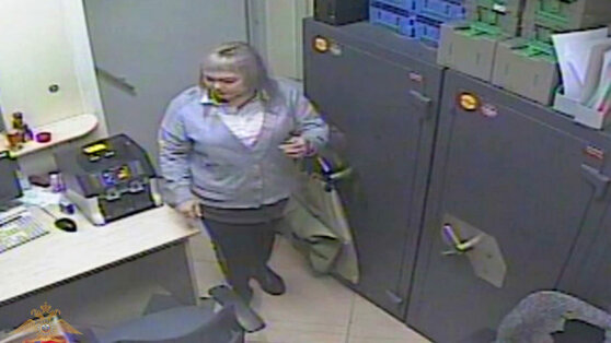 Полиция показала видео, как кассирша обчистила банк на 23 млн рублей