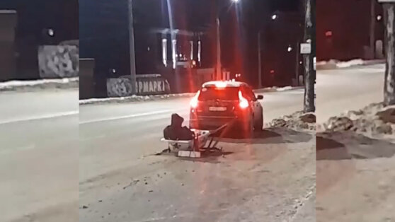 Водитель прокатил пассажира в ванне по улице российского города Водитель прокатил пассажира в ванне по улице российского города