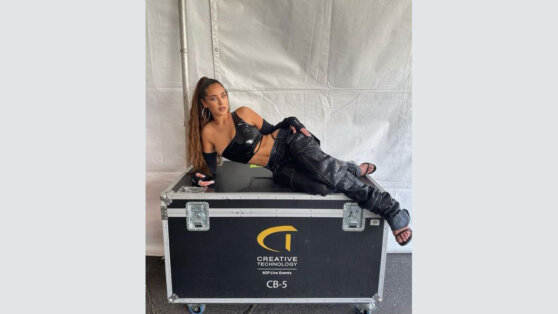 Змея на съемках укусила певицу за лицо