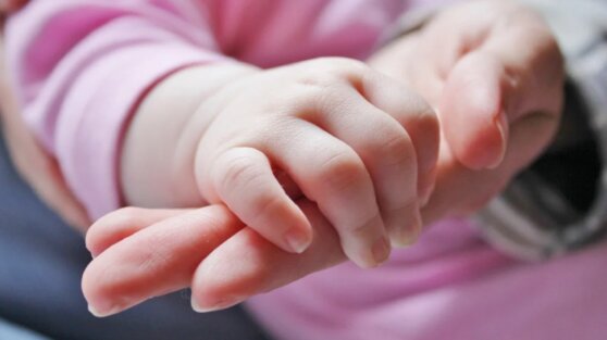 Деталь на фотографии помогла родителям выявить у дочери рак