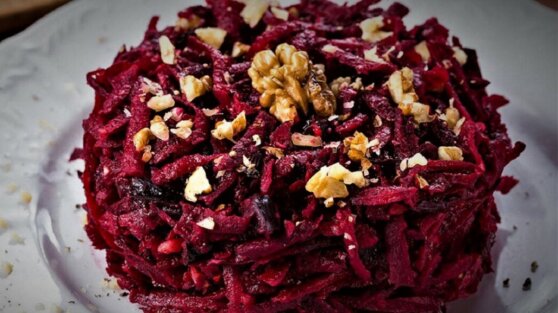 К новогоднему столу: праздничный салат с курицей, свеклой и орехами
