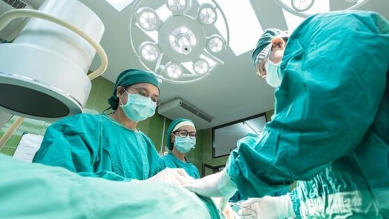 Ученые впервые провели операцию на позвоночнике с применением iPS-клеток