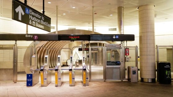 Безбилетник погиб во время попытки перепрыгнуть через турникет в метро