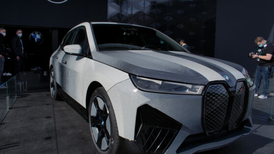 Электрический кроссовер BMW научился менять цвет за секунду