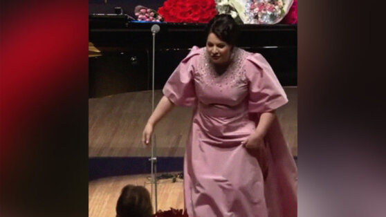 Оперная певица прервала концерт ради одного фаната