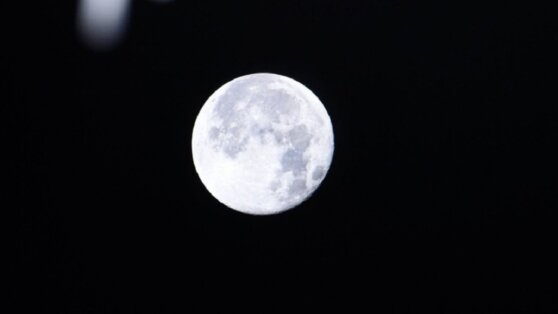 Космонавт показал фото «волчьей» луны