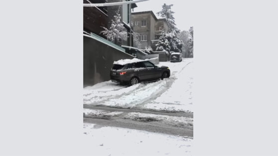 Range Rover сразился с заснеженным подъемом и проиграл