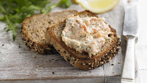 Паштет из селедки с яблоком и паприкой: быстрый рецепт