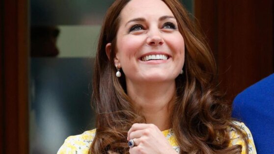 Смеющаяся герцогиня: Кейт Миддлтон подбросили в воздух несколько регбисток