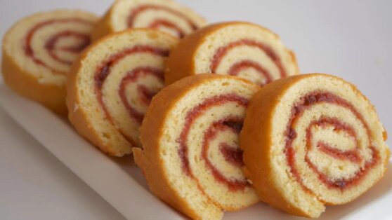 Бисквитный рулет «Домашний»: простой рецепт