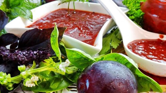 Острый сливовый соус с томатной пастой: простой рецепт