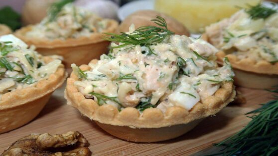 Тарталетки с огурцом и яйцами: закуска на скорую руку