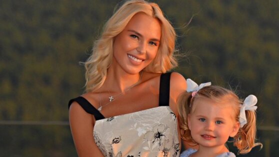 «Поля словно фея»: Пелагея в романтичном платье снялась с дочерью на Мальдивах