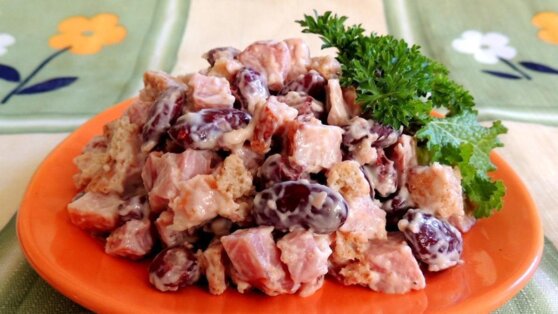 Салат с фасолью, грибами и сухариками: простой рецепт