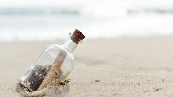 Мужчина обнаружил в реке послание в бутылке из прошлого века