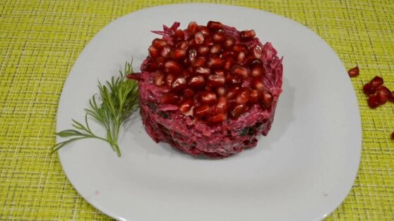 Вкусно и быстро: рецепт салата с гранатом и свеклой
