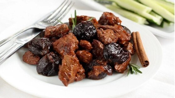 Вкусно и сытно: рецепт говядины с черносливом