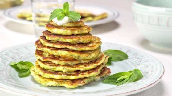 Вкусно и быстро: оладьи с сыром и зеленью