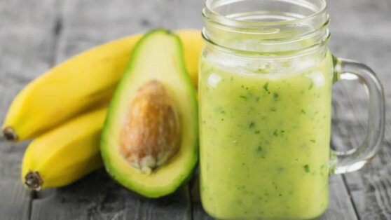 Смузи из авокадо, киви и банана: легкий рецепт