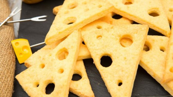 Выпечка без сахара: рецепт сырных крекеров