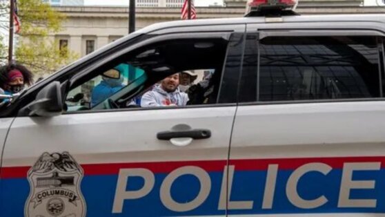 Женщина привезла сына на сдачу теста на COVID-19 в багажнике