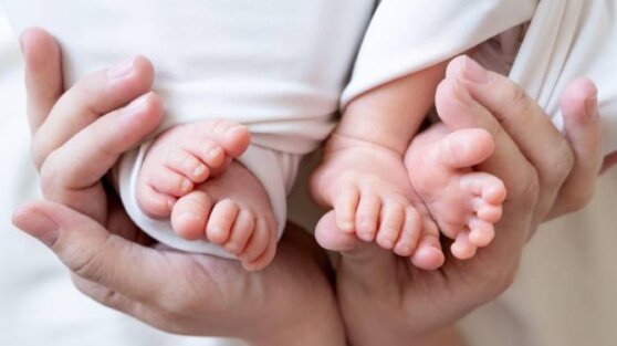 Женщина родила близнецов в разные годы