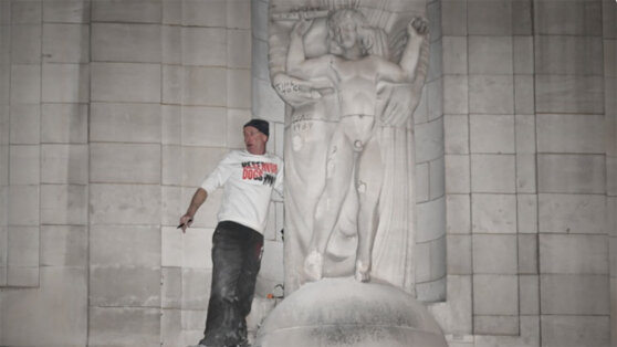 В Лондоне активист попытался разрушить скульптуру, созданную педофилом